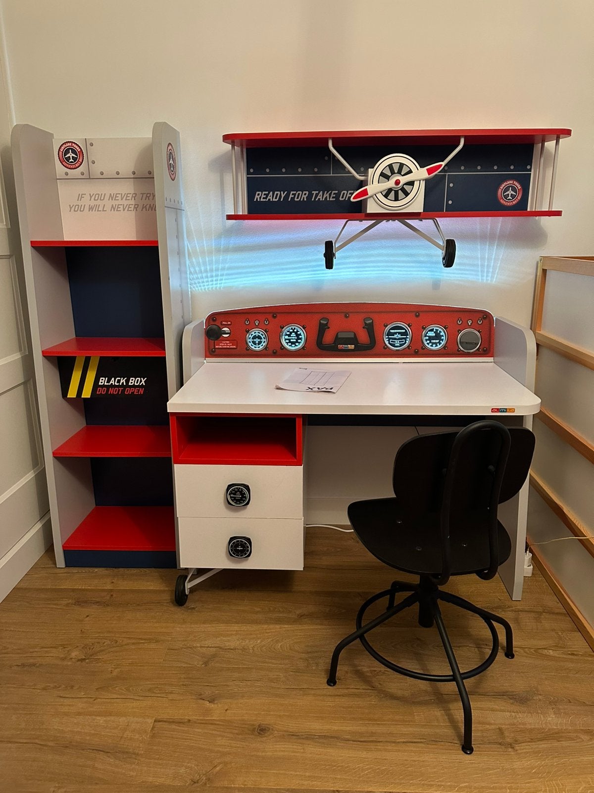 Bureau met vliegtuig dashboard, stoel, kast en plank, Ophalen, Zo goed als nieuw, Overige typen