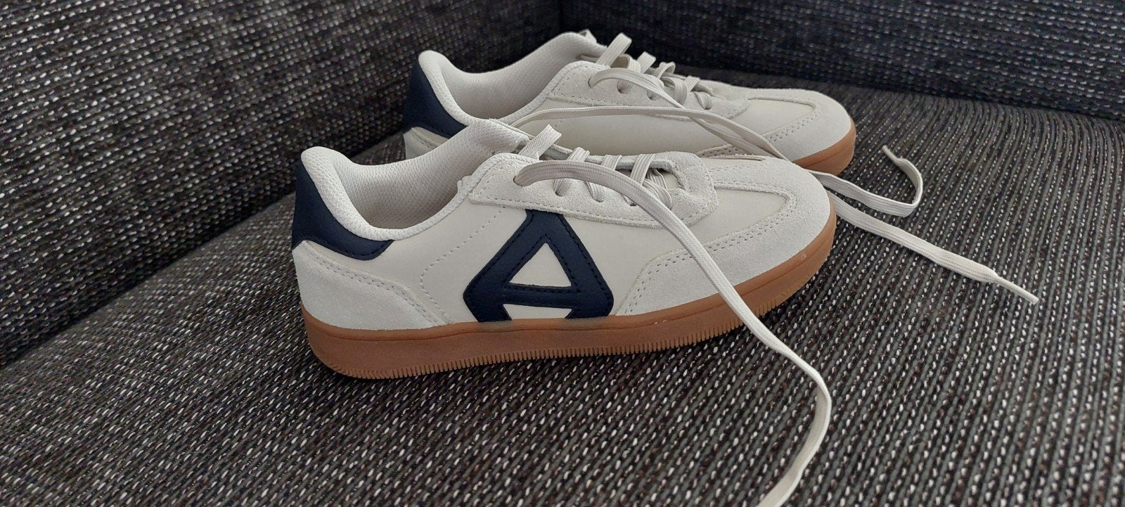 Witte sneakers met blauw detail - Maat 34, Ophalen, Schoenen, Nieuw, Onbekend