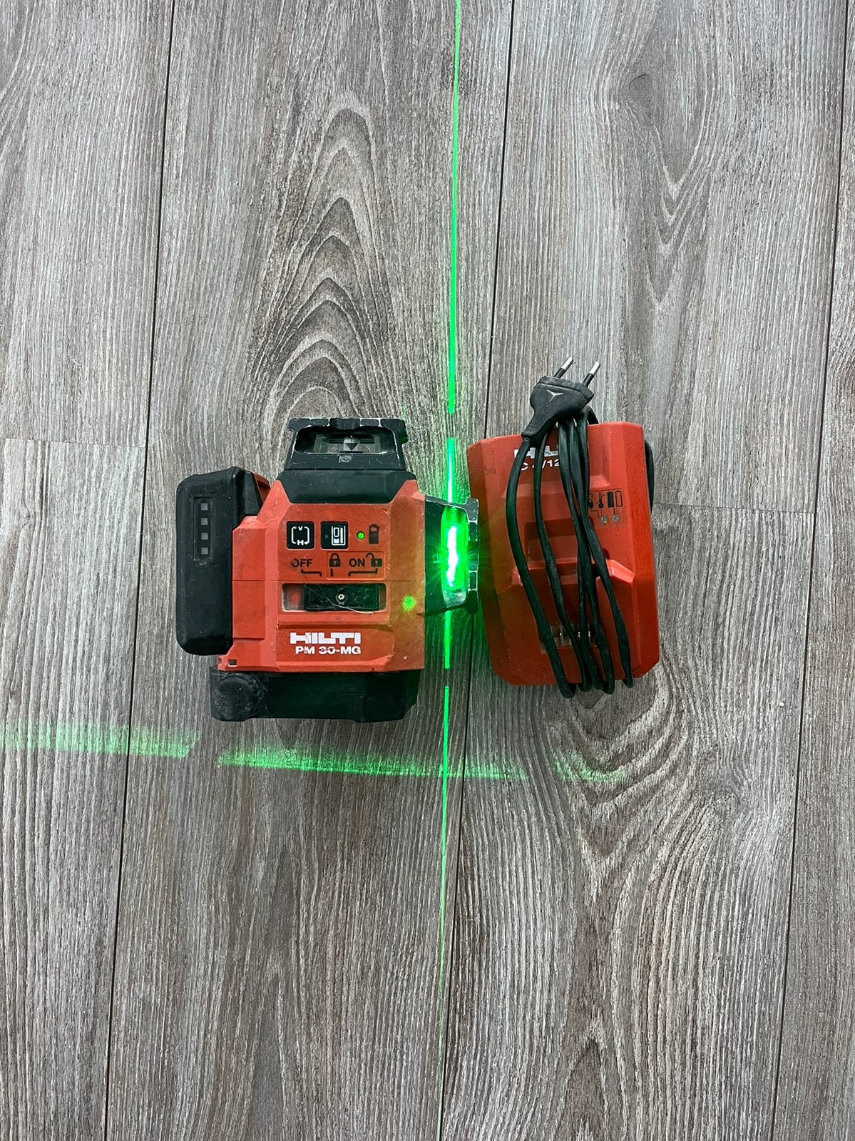 Hilti 12v laser 3D met een sccu en oplader, Ophalen of Verzenden, Gebruikt