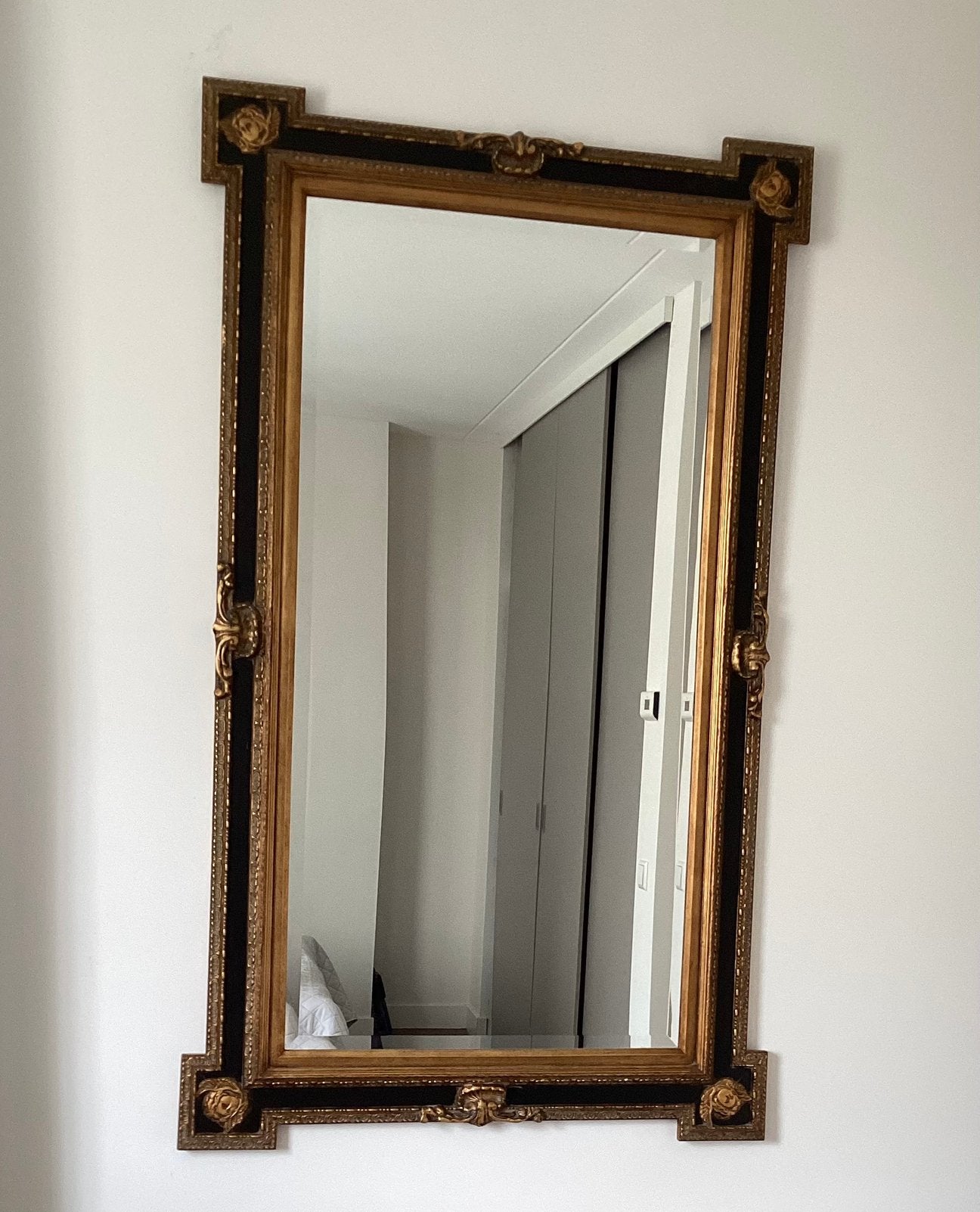 Grote spiegel ,barokke houten lijst, ornamenten,zwart goud, Antiek en Kunst, Ophalen, Rechthoekig, 50 tot 100 cm, 100 tot 150 cm