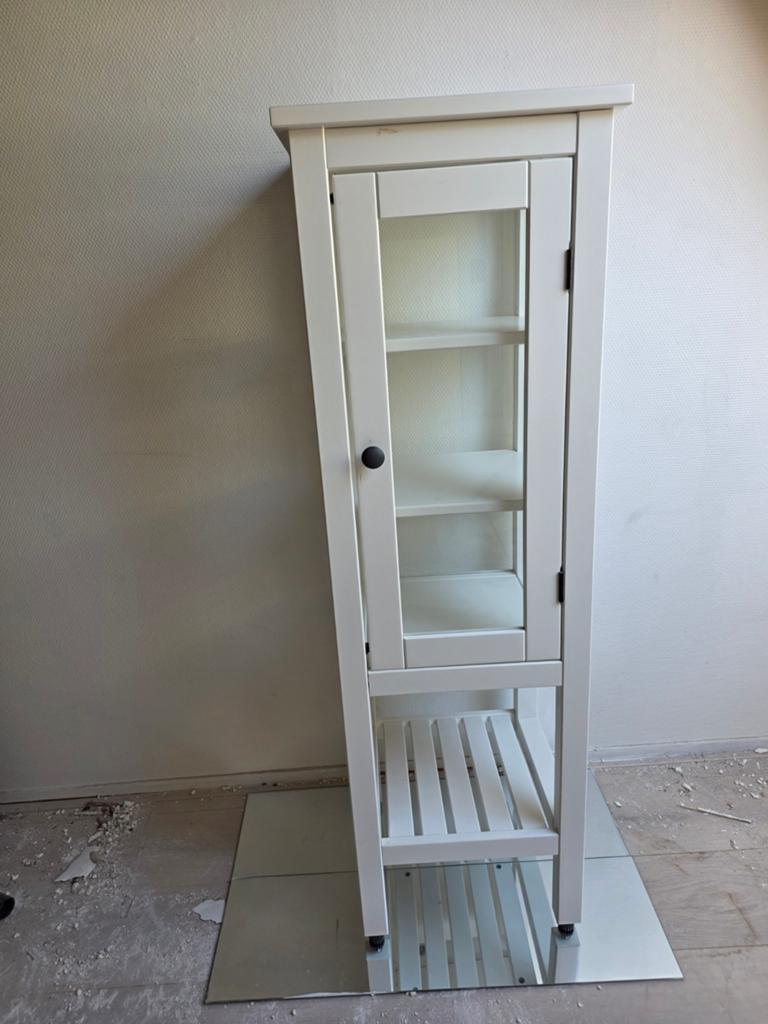 IKEA Hemnes Vitrinekast - Zo goed als nieuw, Huis en Inrichting, Kasten | Vitrinekasten, Minder dan 50 cm, Met deur(en), Glas