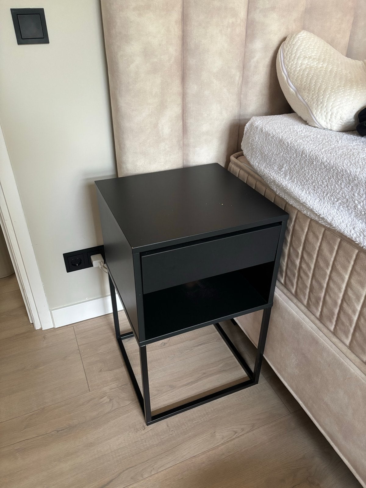 2x IKEA Nachtkastjes - Zwart met lichte gebruikssporen, Gebruikt, Minder dan 45 cm, Hout, 55 tot 70 cm