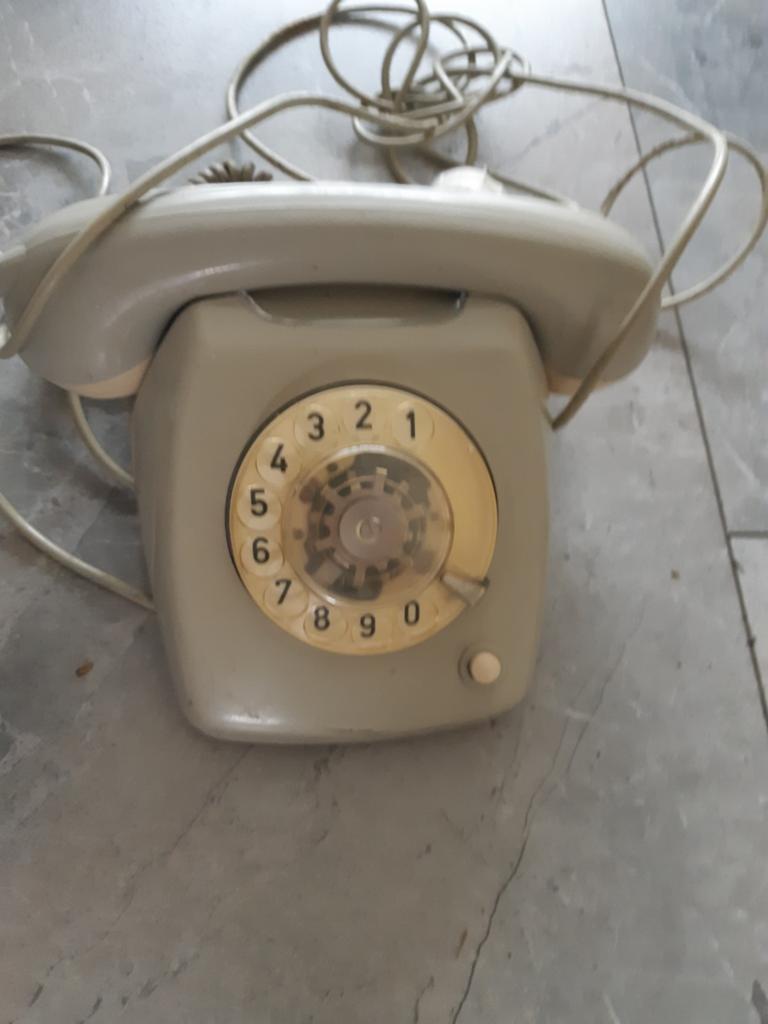 Oude draai telefoon, Ophalen