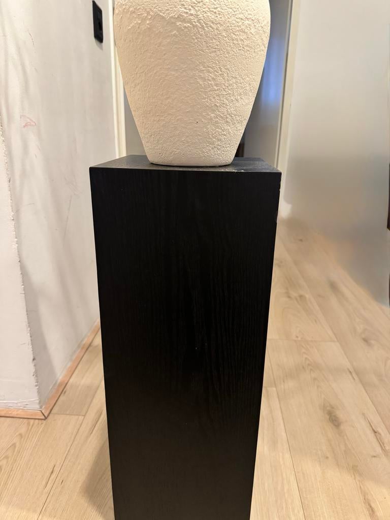 Zwart Piëdestal H&M - Stijlvolle Sokkel voor Decoratie, Huis en Inrichting, Woonaccessoires | Zuilen en Pilaren, Ophalen, Gebruikt