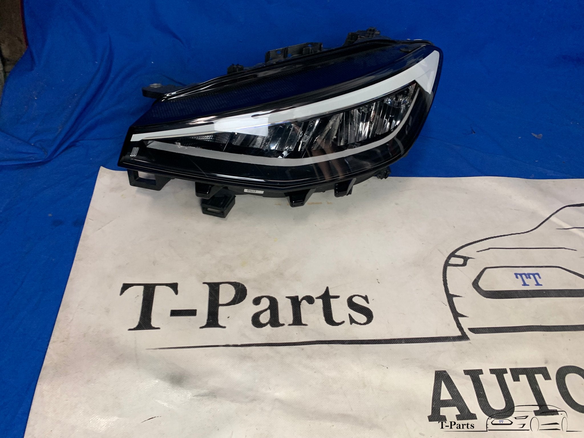 Volkswagen ID4 koplamp links lamp, Gebruikt, Volkswagen, Volkswagen AG, Berliner Ring 2
38440  Wolfsburg, DE