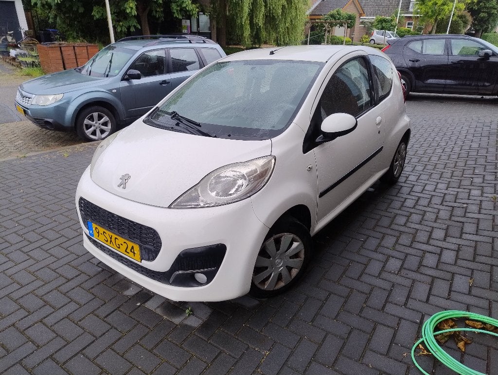 Peugeot 107 Active Airco  2013 Wit APK tot juni 2027., Auto's, Peugeot, Voorwielaandrijving, Euro 5, Stof, Zwart