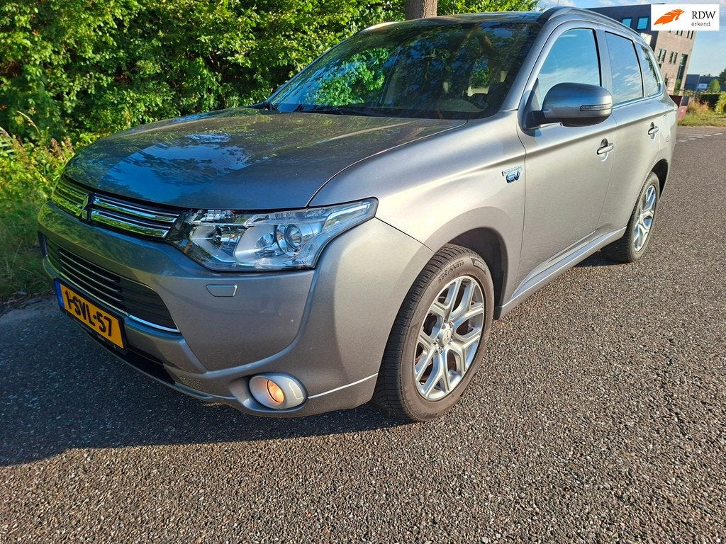 Mitsubishi Outlander 2.0 PHEV instyle dealer onderh.accu 202, Auto's, Mitsubishi, Bedrijf, Te koop, Outlander, 360° camera, 4x4