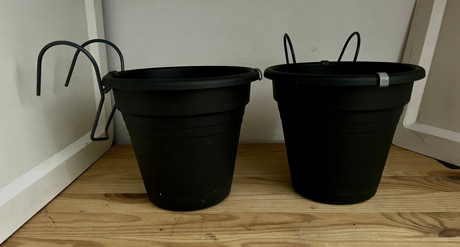 2 zwarte hangende bloempotten met metalen balkonhaken 20 cm, Overige materialen, Gebruikt, Minder dan 30 cm, Minder dan 60 cm