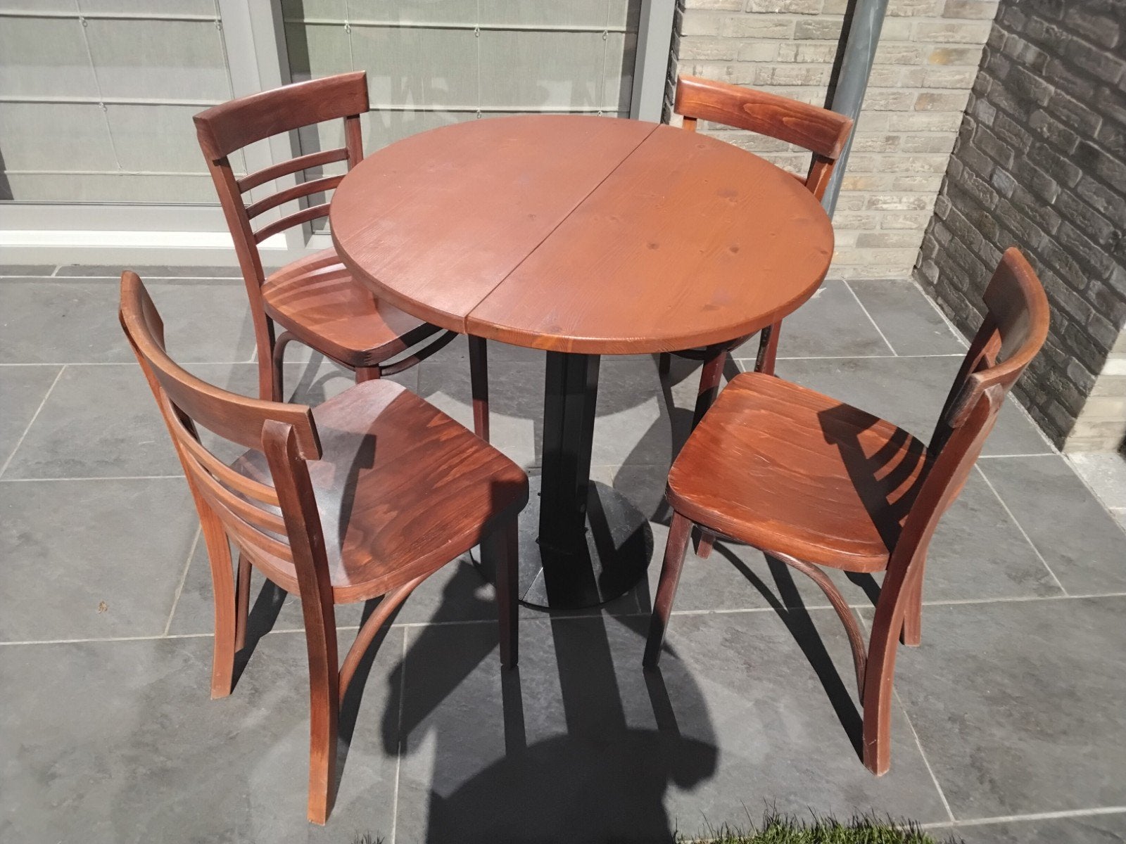 Ronde tafel, deelbaar, met 4 stoelen, Gebruikt, 50 tot 100 cm, Rond, Bruine cafe
