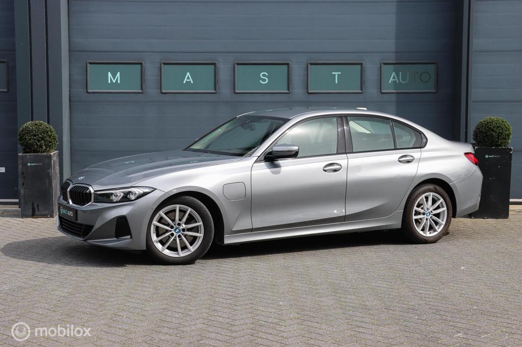 BMW 3-serie 320e|Stoel & Stuur verwarming|Camera|LED|Carplay, Auto's, Automaat, 1998 cc, Gebruikt, Zwart