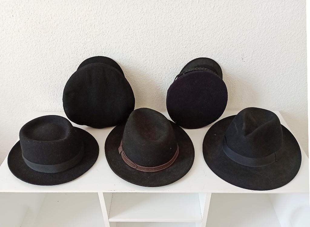 Partij van 5 zwarte hoeden / petten van stof, Ophalen of Verzenden, Gedragen, One size fits all, Hoed