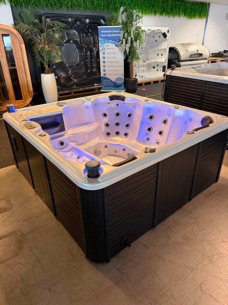LUXE JACUZZI / SPA – 5/6 PERSONEN – LOVESEAT– 1 LIGPLAATS, Ophalen, Zo goed als nieuw, Trap, Vast