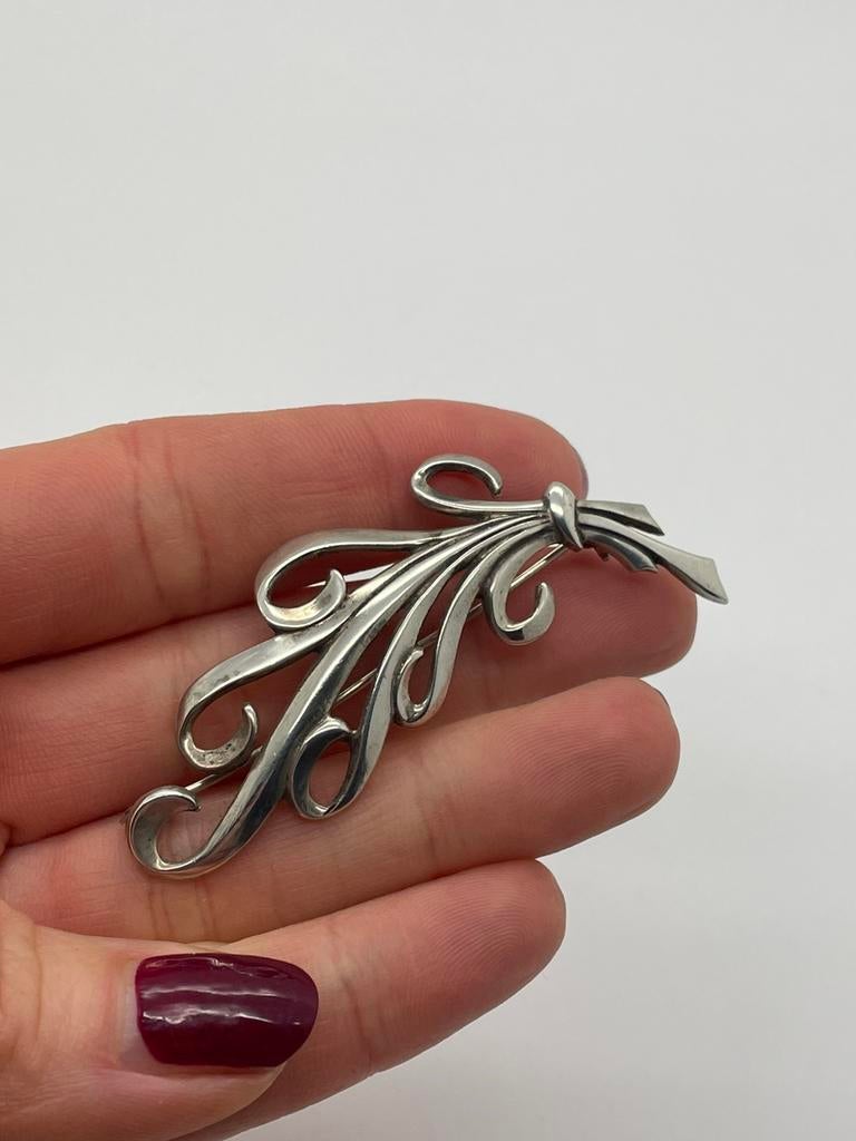C724 Prachtige zilveren broche sierlijke veer, Ophalen of Verzenden, Zilver, Broche