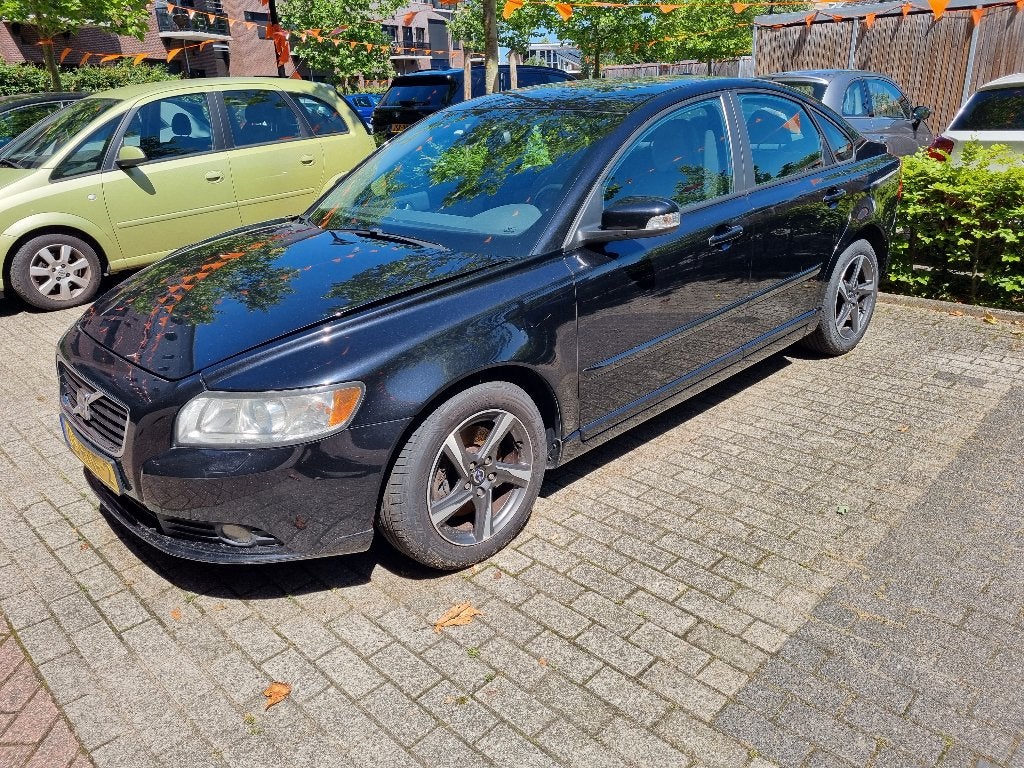 Volvo S40 2.0 D AUT 2009 Zwart | Schadeauto, Auto's, Volvo, 136 pk, 4 cilinders, 700 kg, Zwart