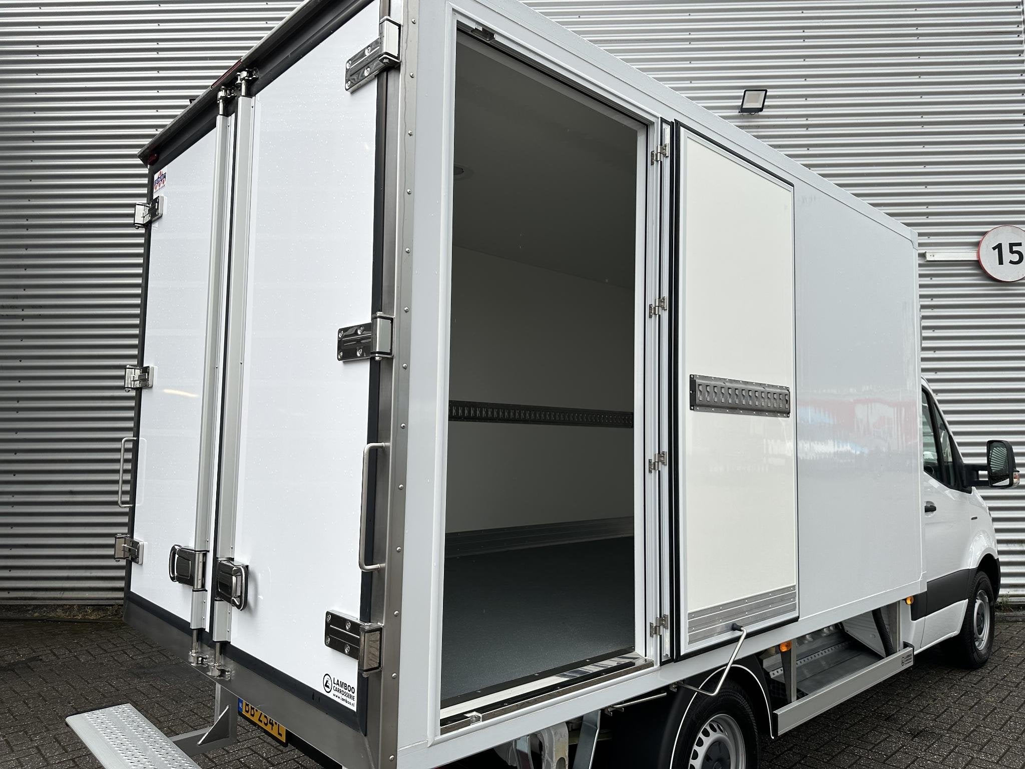 Mercedes-Benz eSprinter 81kWh Geisoleerde Bakwagen 4250kg GV, Auto's, Automaat, 81 kWh, Zwart, Wit