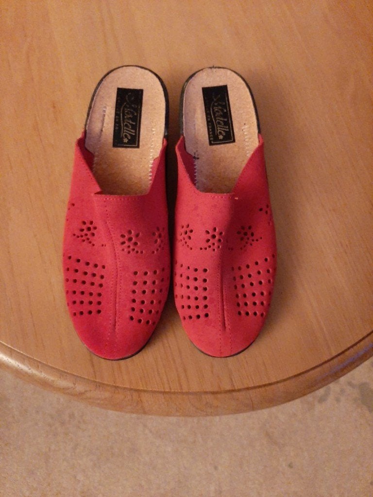 Pantoffels, Ophalen of Verzenden, Zo goed als nieuw, Pantoffels of Sloffen, Rood