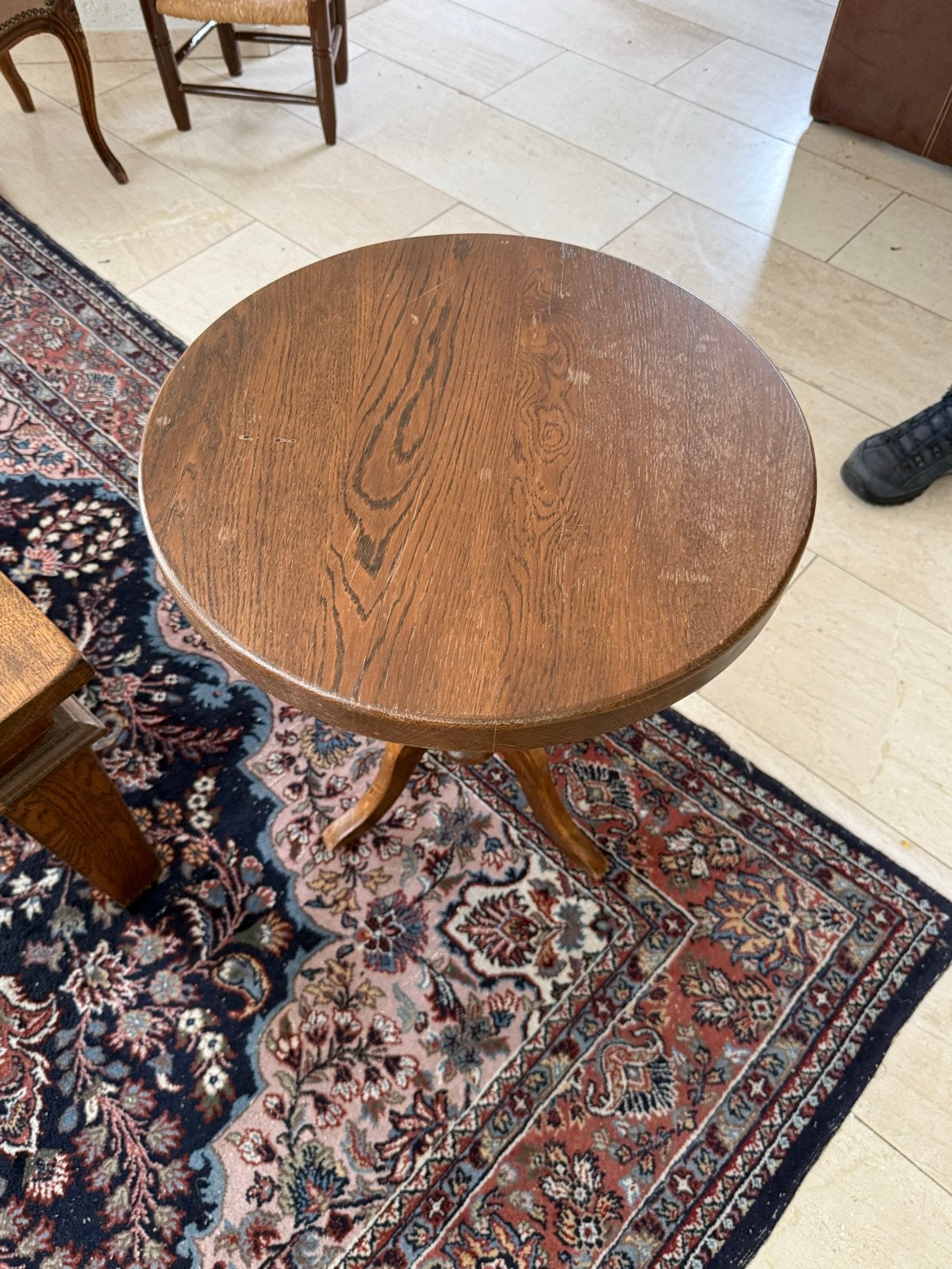 Antieke houten bijzettafel met gedraaide poot, Ophalen