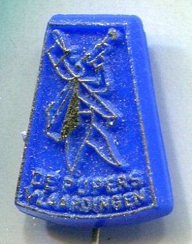 De Pijpers Vlaardingen goud op blauw plastic speldje( V_110), Verzamelen, Verzenden, Zo goed als nieuw, Merk, Speldje of Pin