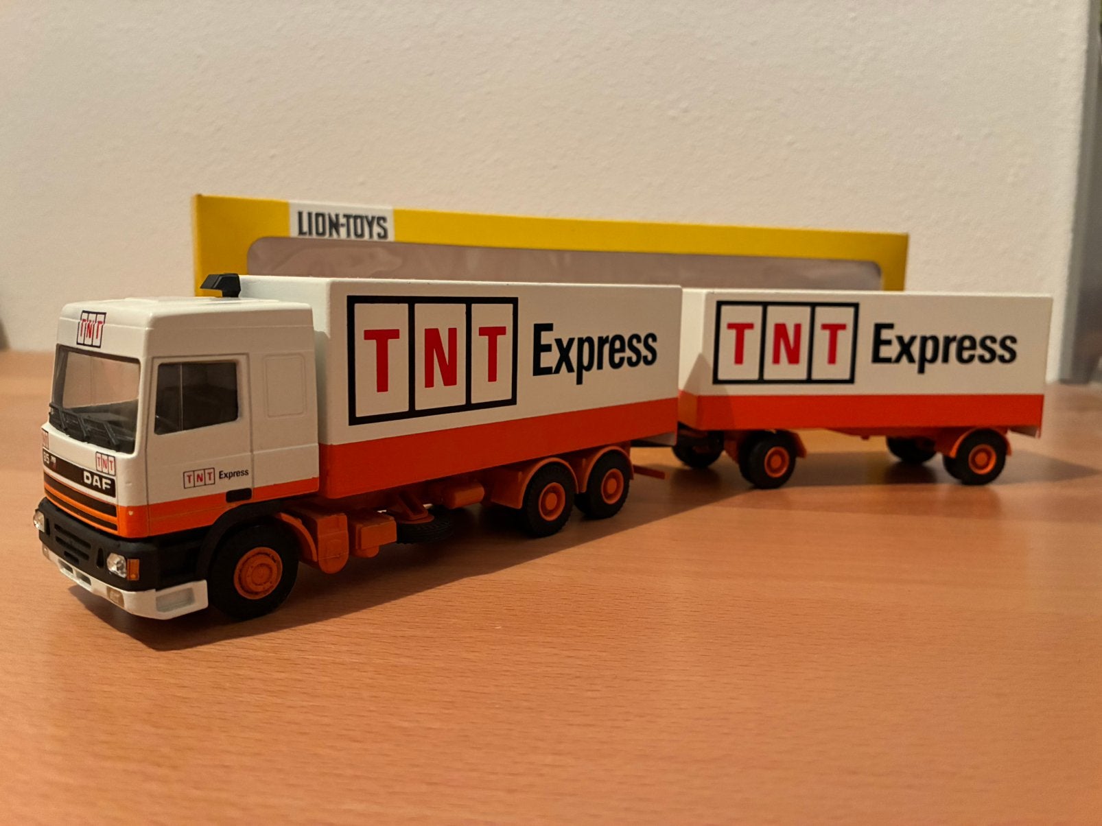 Lion Toys DAF 95XF TNT Express, Ophalen of Verzenden, Zo goed als nieuw, Bus of Vrachtwagen, Lion Toys