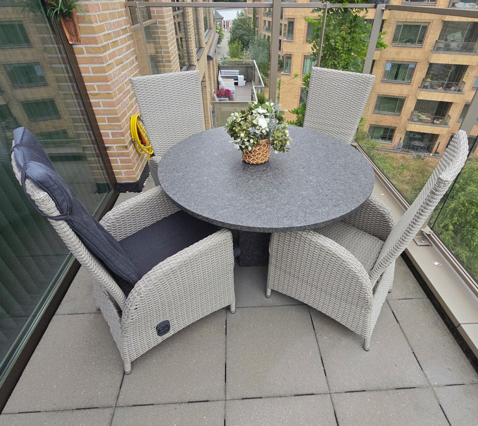 Prachtige Granieten Tuintafel, 4 Verstelbare Wicker Stoelen, Tuin en Terras, Tuinsets en Loungesets, Ophalen, 4 zitplaatsen, Zo goed als nieuw