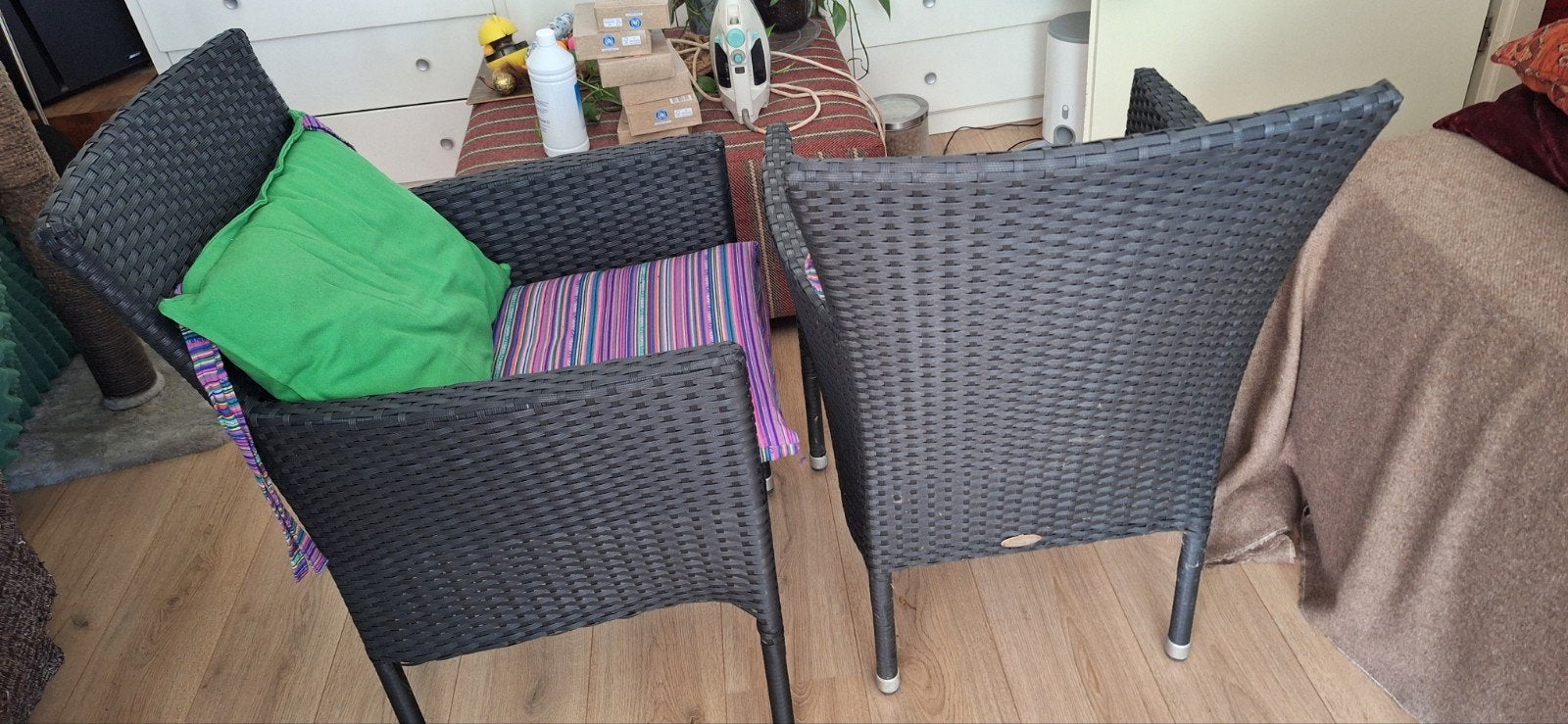 Stevige balkon- of tuinstoelen met vrolijke kussens, Ophalen, Gebruikt, 2 zitplaatsen
