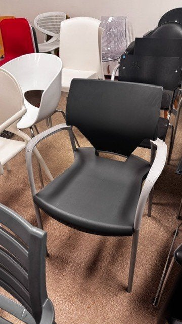 Partij Zwarte kunstof stoelen, Huis en Inrichting, Stoelen, Ophalen, Gebruikt, Zwart, Vijf, Zes of meer stoelen