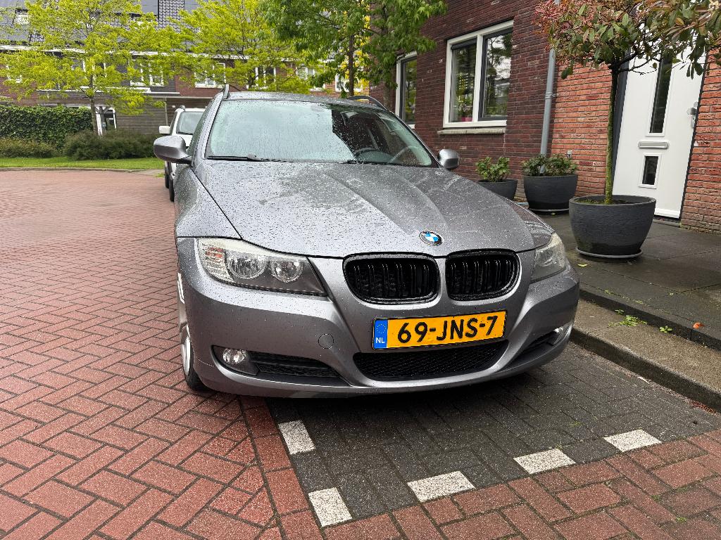 BMW 3-Serie 2.0 I 320 Touring 125KW 2009 Grijs, Achterwielaandrijving, 1995 cc, Zwart, 4 cilinders