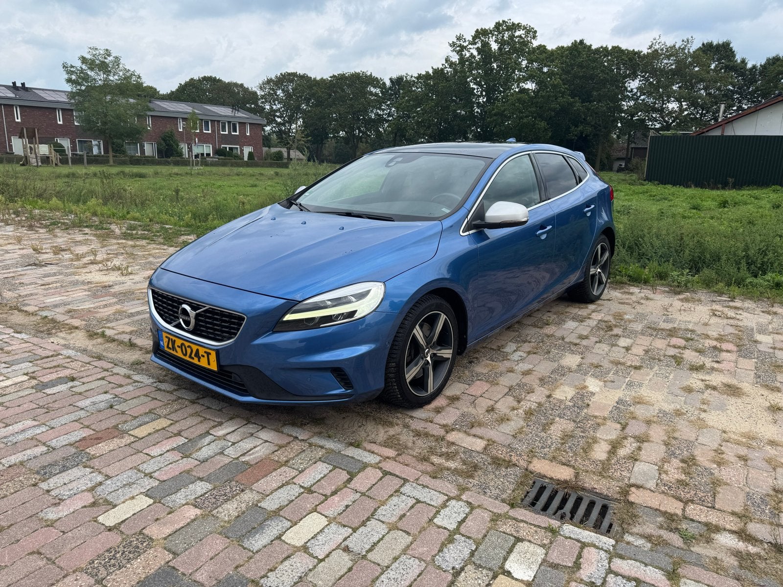 Volvo V40 T3 Aut. Polar+ R-Design 152PK, 1498 cc, Zwart, 4 cilinders, 700 kg
