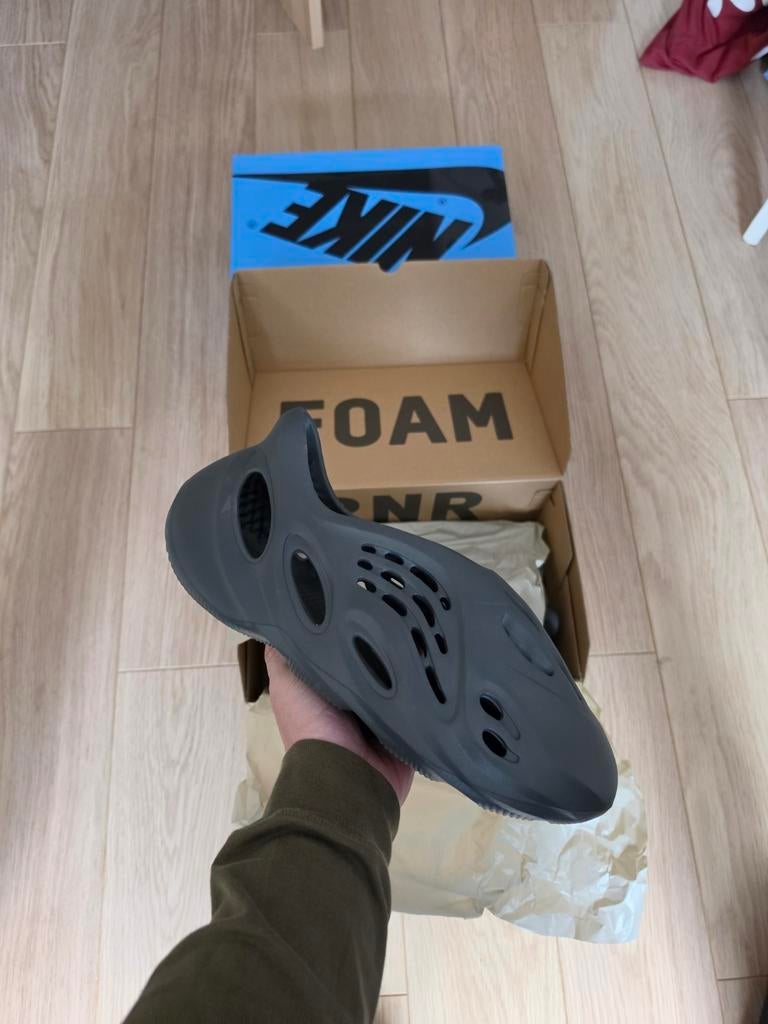 maat 46/ us11: Yeezy Foam Runner 'Carbon' - Nieuw in doos, Ophalen of Verzenden, Nieuw, Zwart, Slippers