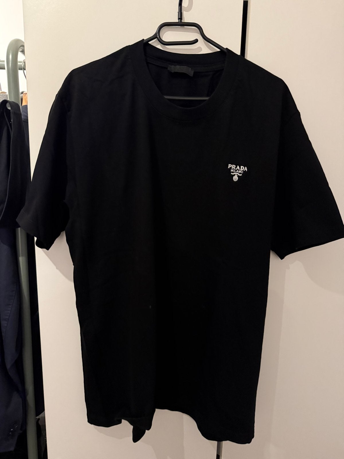 Prada Milano T-shirt Zwart - Maat XL, Ophalen of Verzenden, Zo goed als nieuw, Maat 56/58 (XL), Zwart