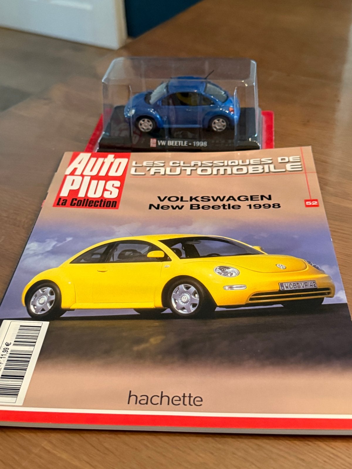 Volkswagen New Beetle 1998 modelauto met tijdschrift, Ophalen of Verzenden, Zo goed als nieuw, Auto, Overige merken