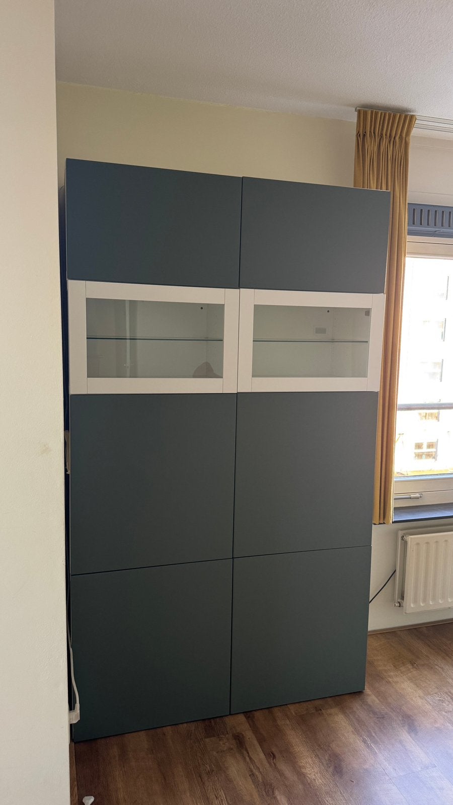 IKEA BESTÅ vitrinekast met verlichting – donkergrijs/wit, Ophalen, Zo goed als nieuw, 25 tot 50 cm, 150 tot 200 cm