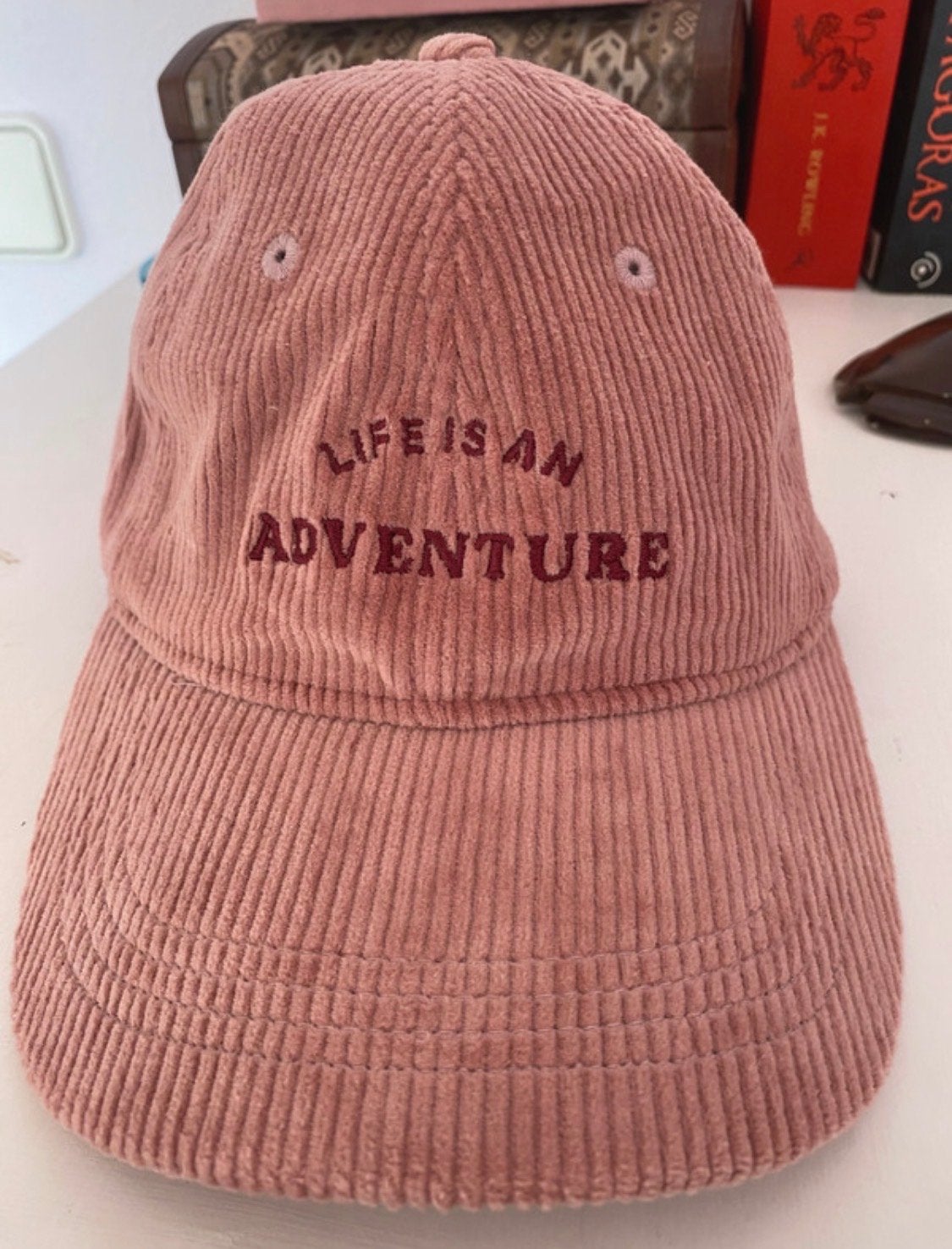 Roze corduroy pet 'Life is an adventure' - Unisex, Ophalen of Verzenden, Nieuw, One size fits all, Pet