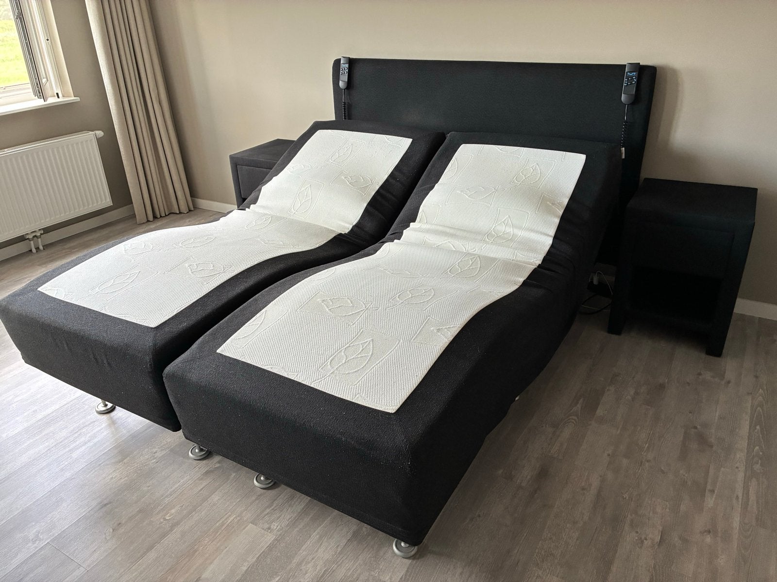 Zwart elektrisch tweepersoons Swiss Sense bed + nachtkastjes, Ophalen, Zwart, Tweepersoons, 200 cm