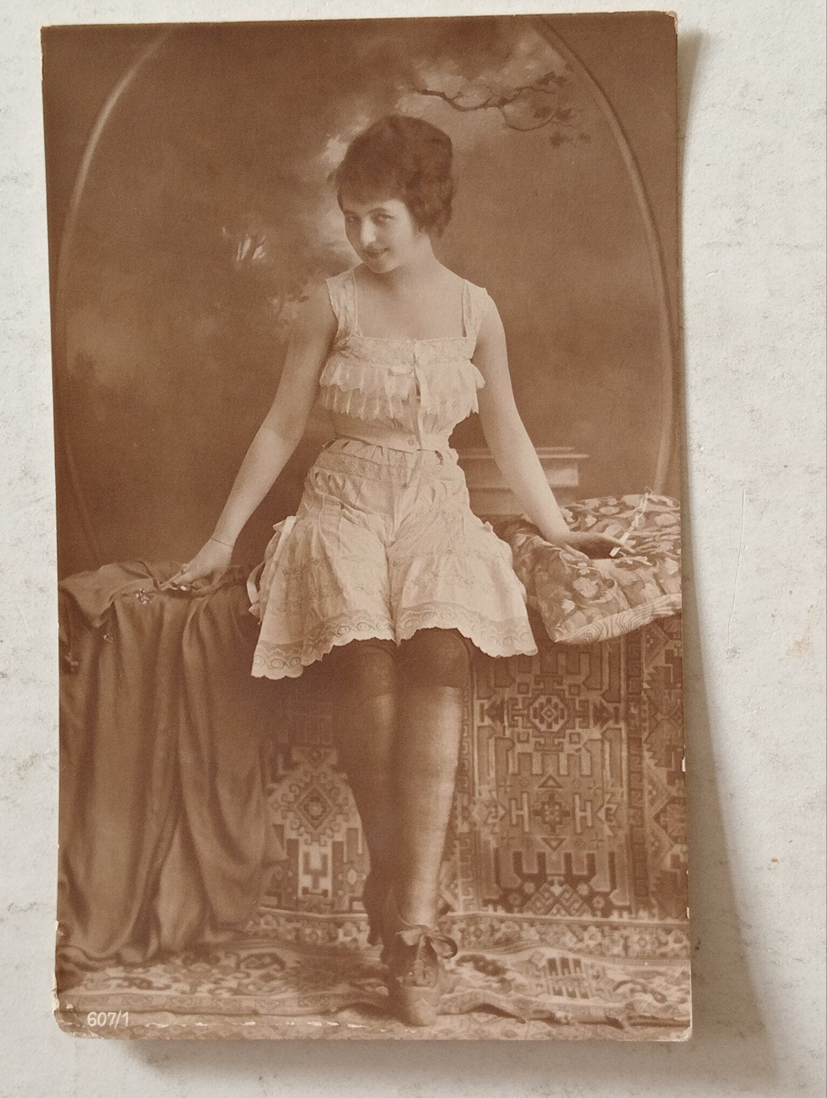 Antieke Ansichtkaart: Elegante Dame in Victoriaanse Kleding, Ophalen of Verzenden, Voor 1920, Overige thema's
