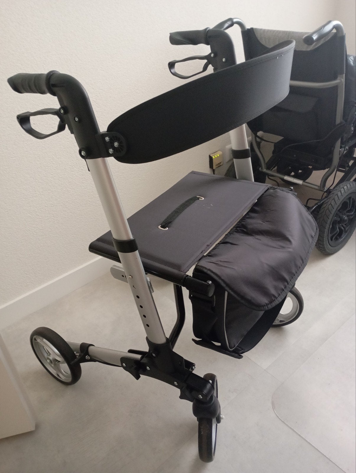 Niet van nieuw te onderscheiden Rollator. Nooit gebruikt. In, Diversen, Rollators, Ophalen of Verzenden, Zo goed als nieuw