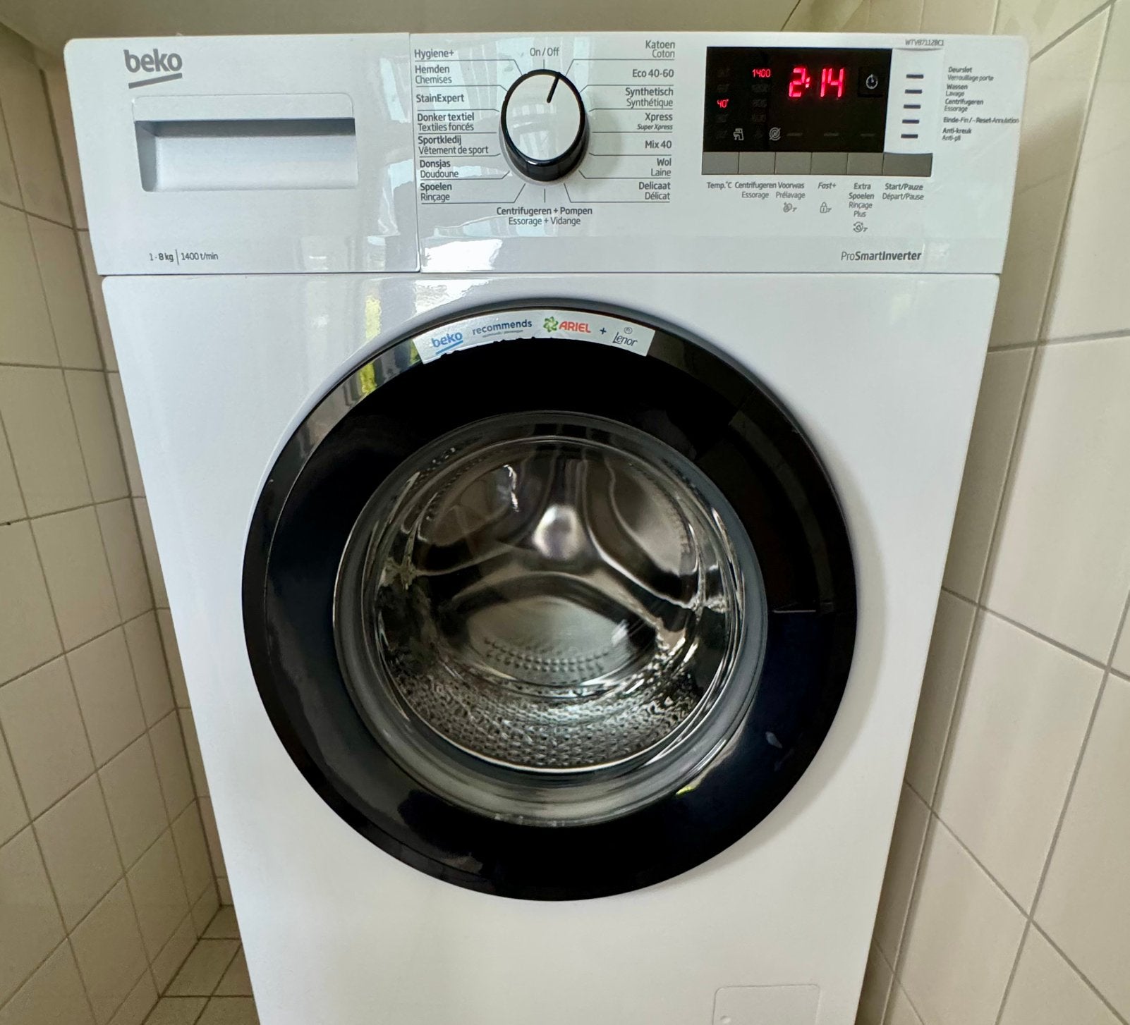 Wasmachine 2 jaar oud., Ophalen, Zo goed als nieuw, 1200 tot 1600 toeren, 85 tot 90 cm