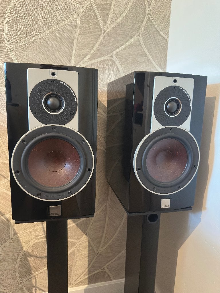 Dali rubicon 2 hoogglans zwart + originele stands, Audio, Tv en Foto, Luidsprekers, 120 tot 150 watt, Inclusief standaarden, Ophalen of Verzenden