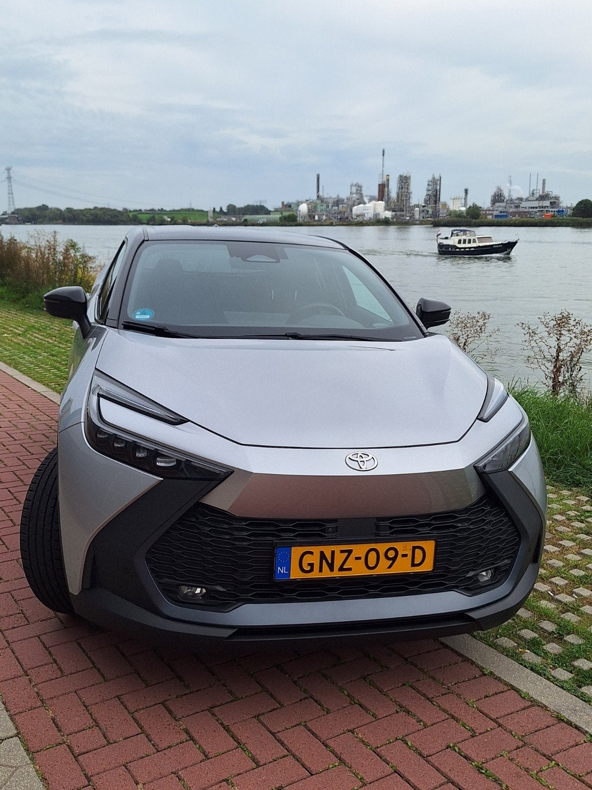 Toyota C-HR 1.8 first edition Hybrid 140pk CVT 2024, Auto's, Dealer onderhouden, Stof, 725 kg, Grijs