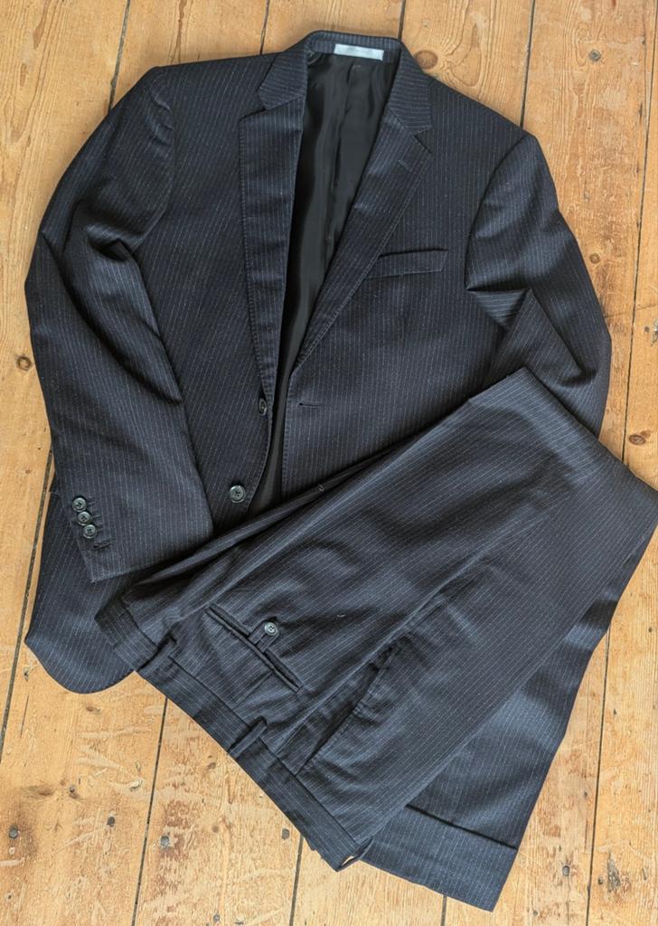 Prachtig donkerblauw krijtstreep pak van Hackett (maat 50), Kleding | Heren, Kostuums en Colberts, Ophalen of Verzenden, Zo goed als nieuw