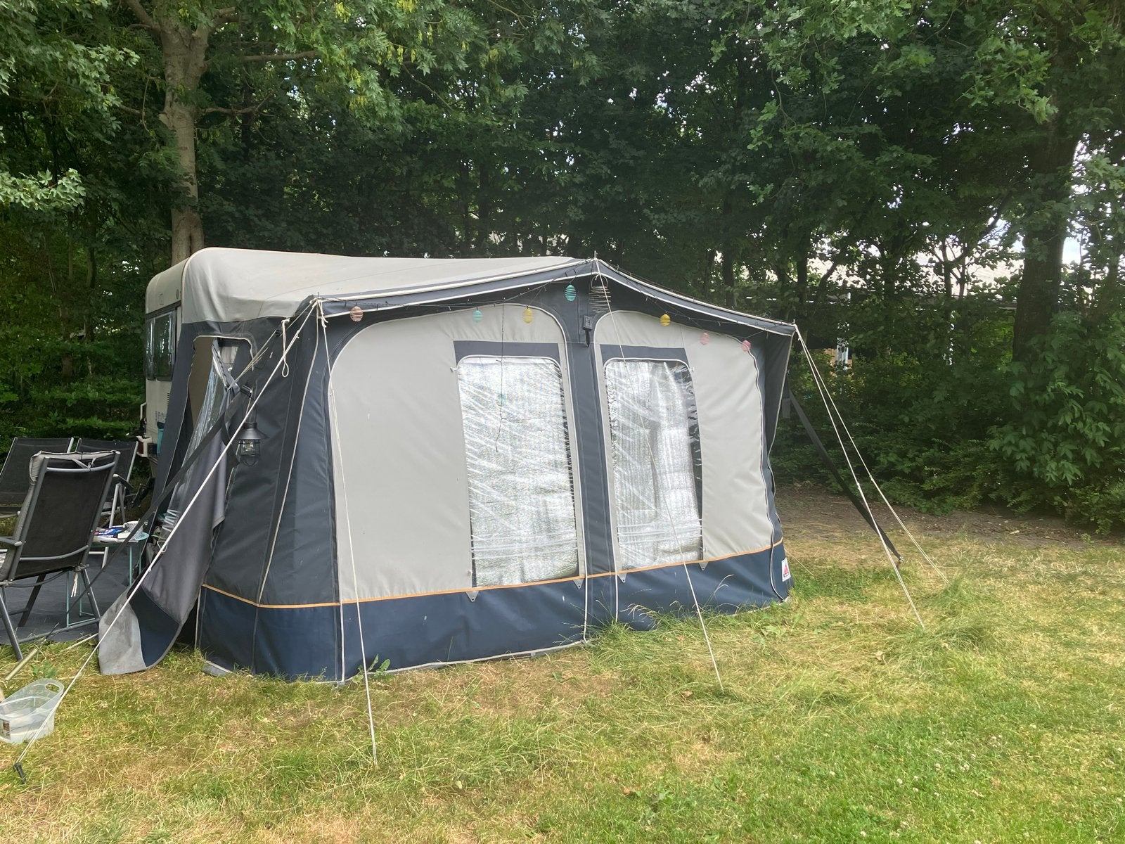 caravan met grote voortent en zij tent en luifel, Caravans en Kamperen, Bedrijf, Adria, Tot en met 4, Luifel