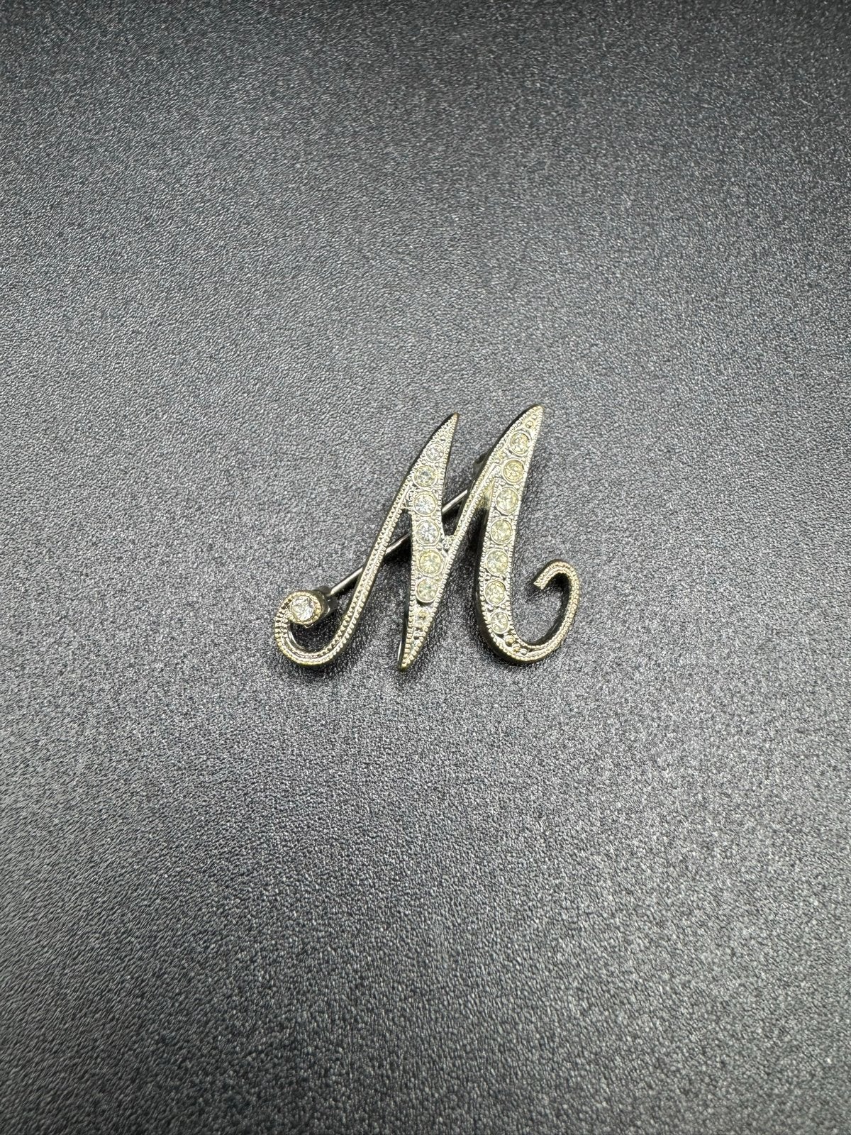 Vintage Monogram Broche 'M' met Strass, Sieraden, Tassen en Uiterlijk, Broches, Overige materialen, 4 tot 7 cm, Gebruikt, Ophalen of Verzenden