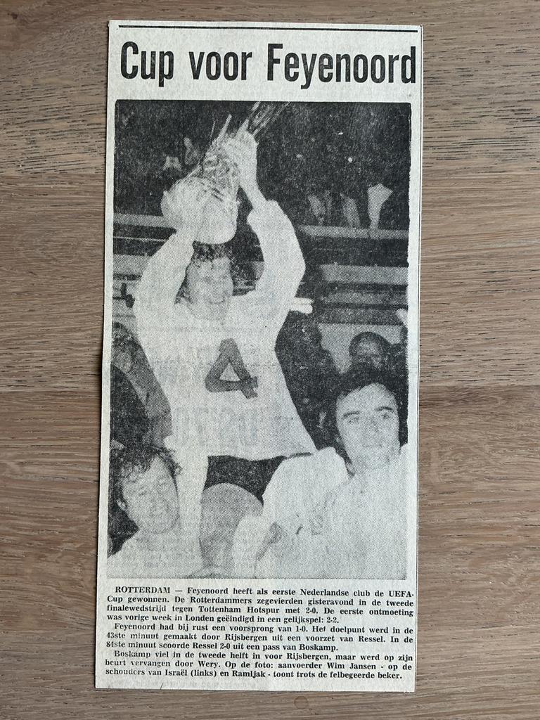 Voetbal krantenartikel Cup voor Feyenoord mei 1974, Ophalen of Verzenden, Knipsel(s)