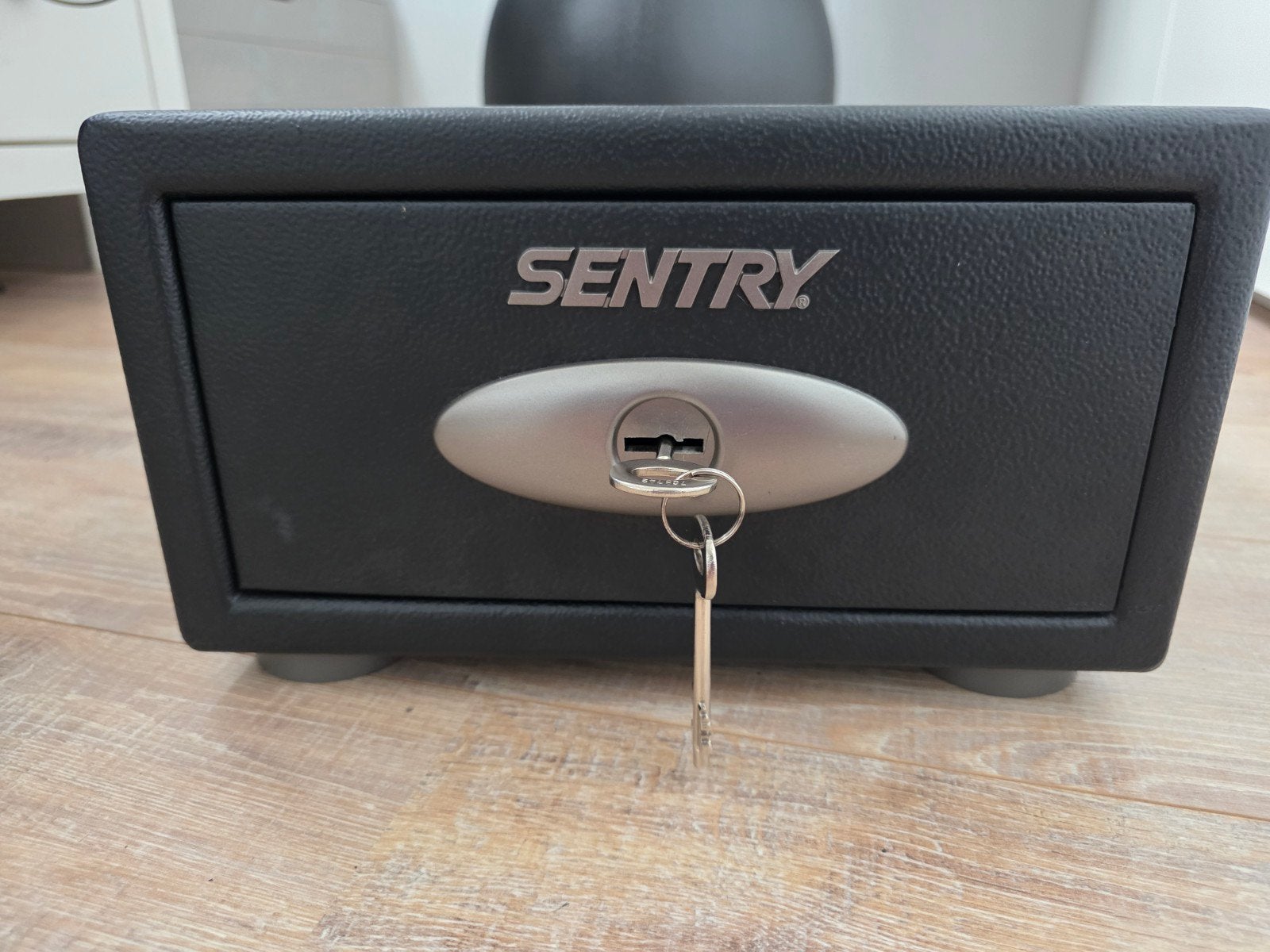 Sentry T1-100 Brandkast - Compact en Veilig, Ophalen, Zo goed als nieuw, Brandkast