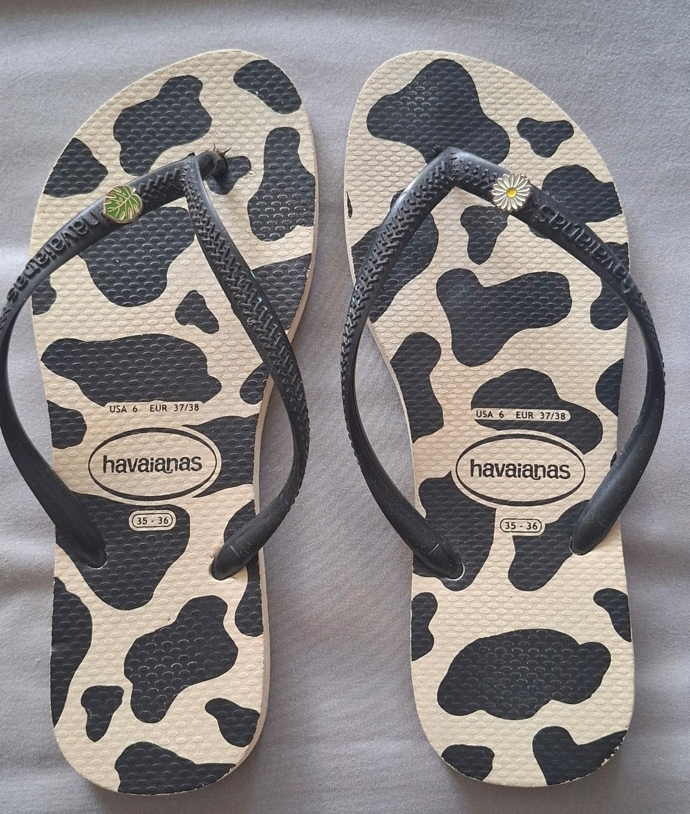 Havaianas slippers met koeienprint - Maat 37/38, Slippers, Zwart, Ophalen of Verzenden, Gedragen