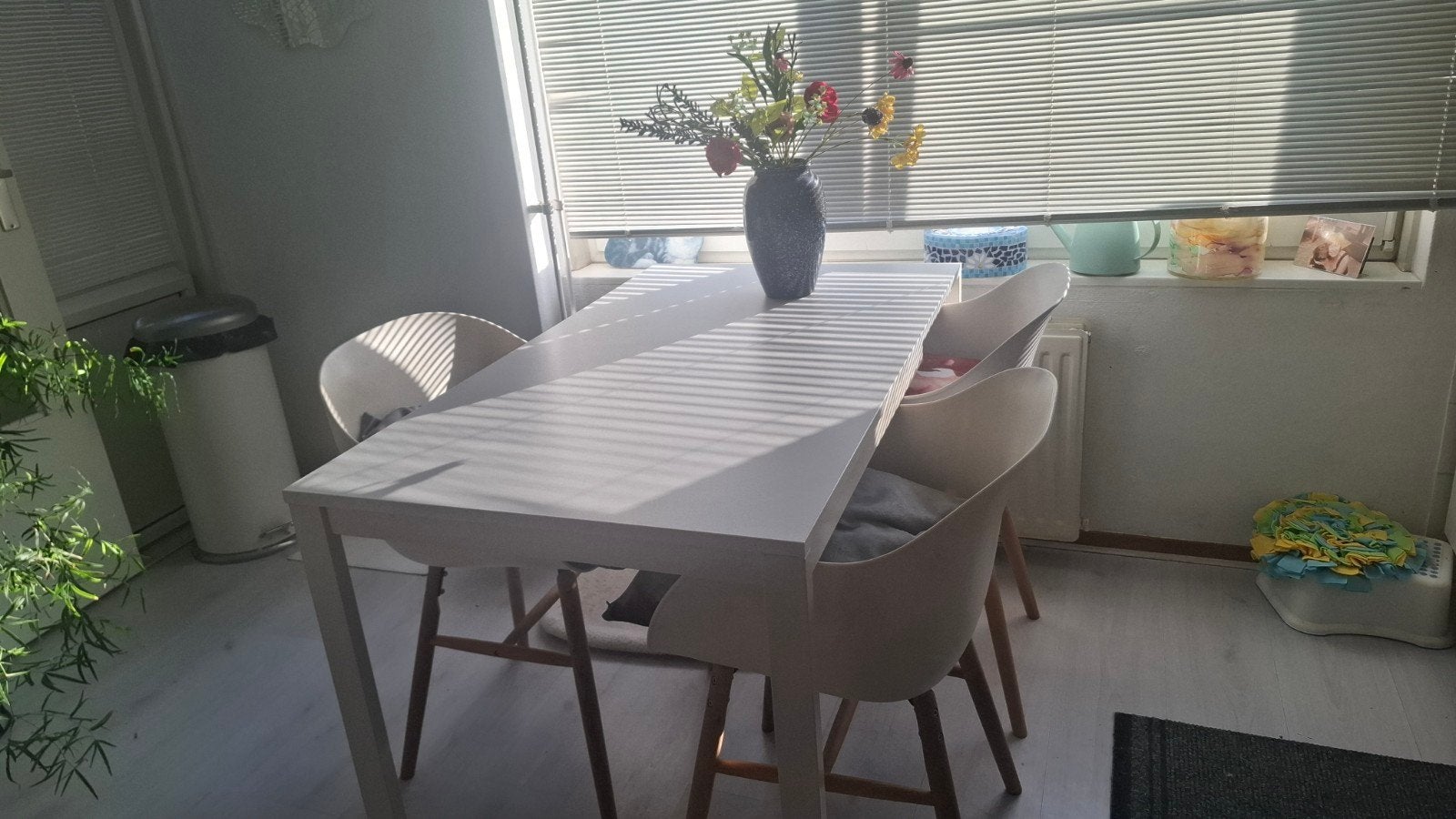 Complete eethoek: Witte tafel met 3 stoelen, Huis en Inrichting, Ophalen of Verzenden, Gebruikt, Modern, 4 tot 6 stoelen