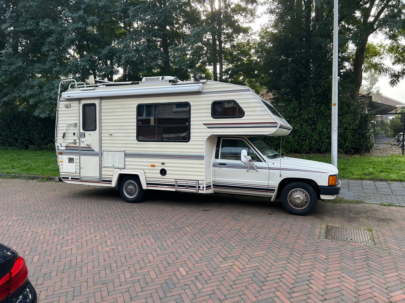 Amerikaanse camper met toyota hilux benzine bouwjaar 1988, Chemisch toilet, Standaard zit, Alkoof, 6 tot 7 meter