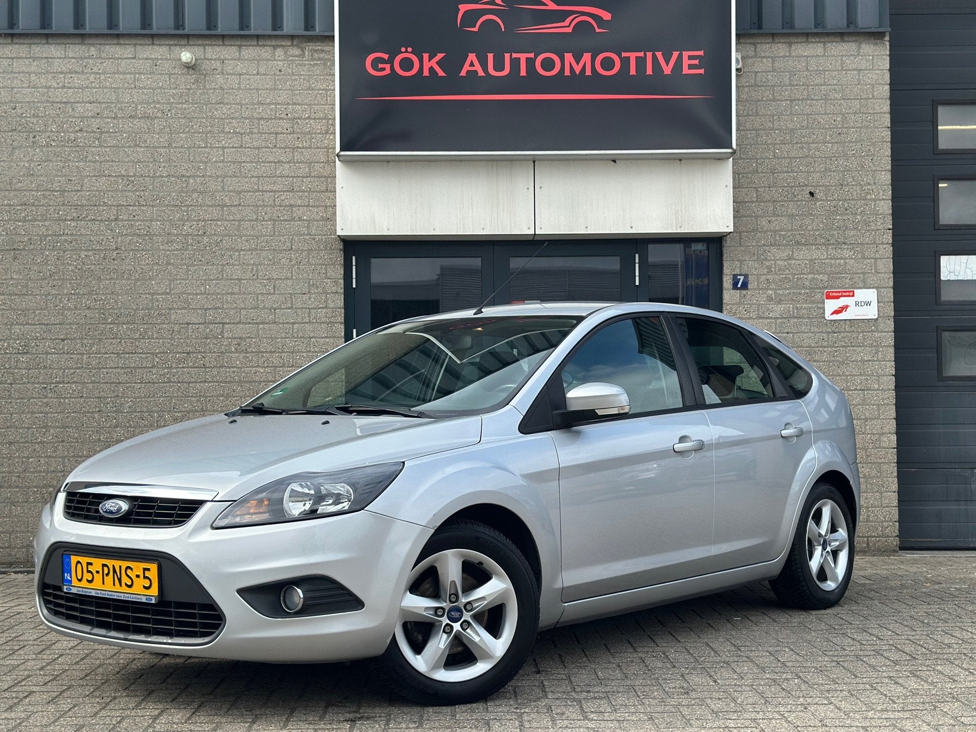 Ford Focus 1.6 Comfort / Airco / Voorruit verwarming / PDC /, Auto's, Gebruikt, Zwart, 4 cilinders, 620 kg
