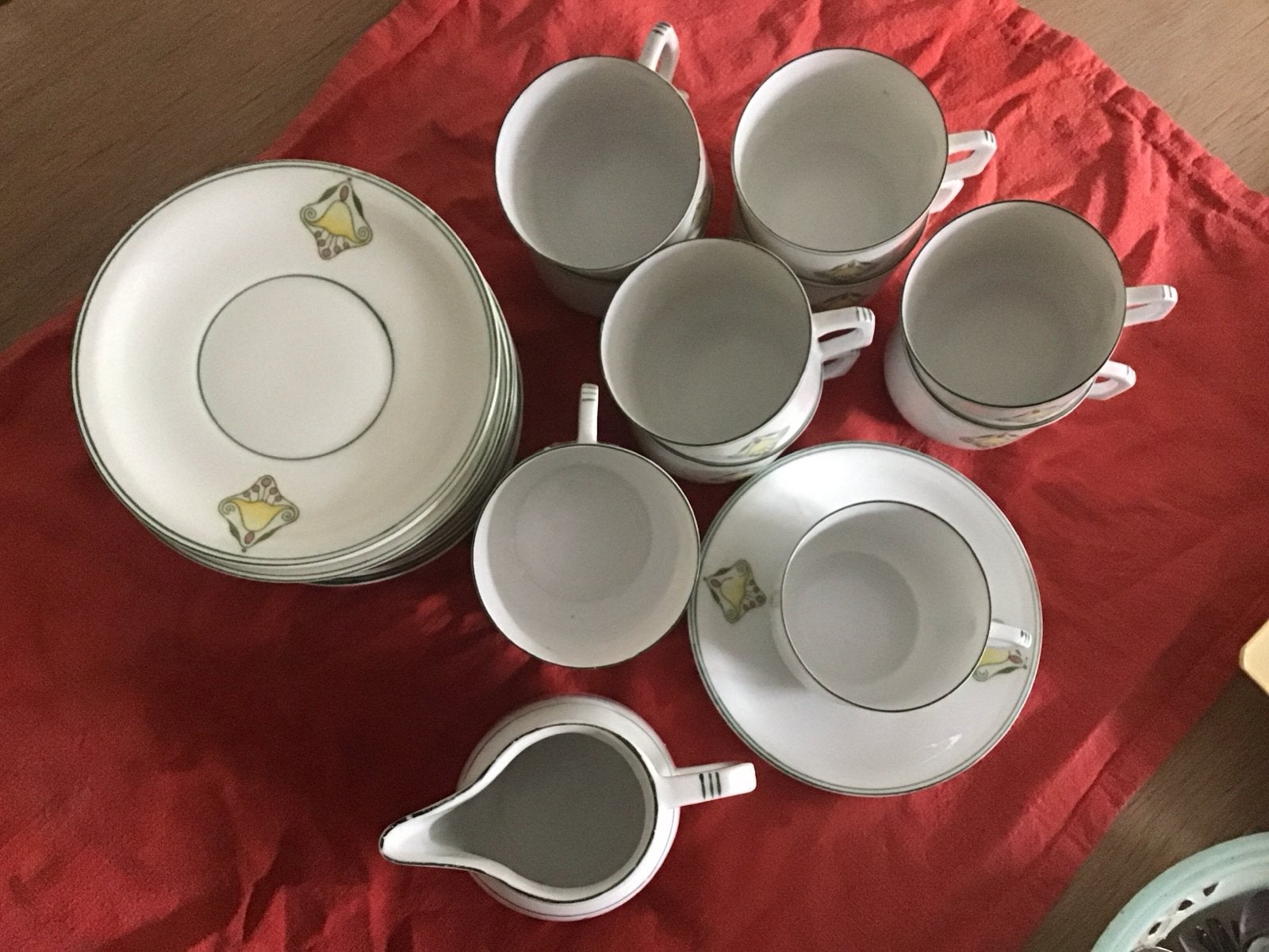 Vintage kopjes en schotels met melkkan, Ophalen