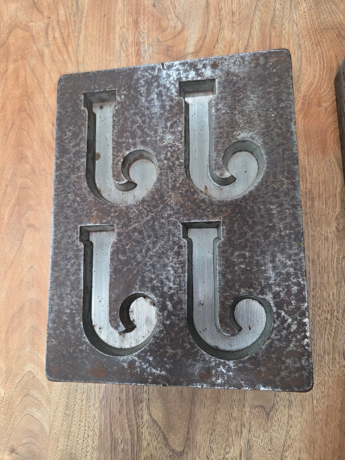 Antieke chocolademallen - letters K en J, Ophalen